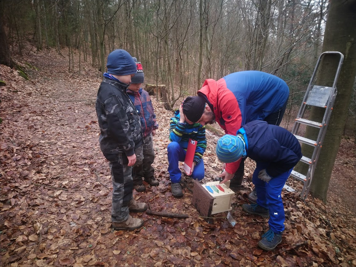 Chraňte studánky! Krmelce a ptačí budky.