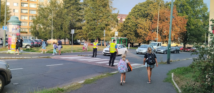 Do škol se 74% dětí dopravuje pěšky nebo MHD. Parkoviště jsou jen problémem.